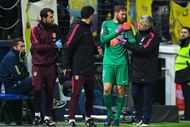 VILLARREAL, SPAIN - DECEMBER 12:  Jan Oblak of Club Atletico de Madrid walks injured off the pitch during the La Liga match between Villarreal CF and Club Atletico de Madrid at El Madrigal stadium on December 12, 2016 in Villarreal, Spain.  (Photo by David Ramos/Getty Images)